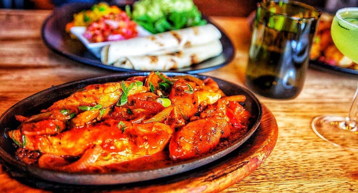 Amigos y Familia Hardware Lane